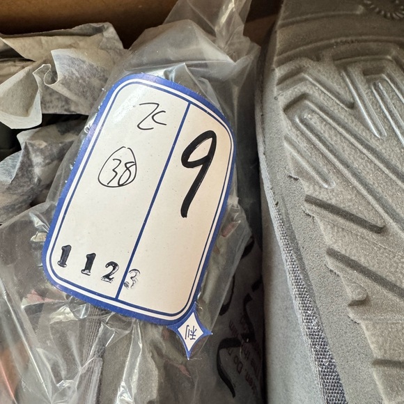 UGG greBox - Picture 3 of 3